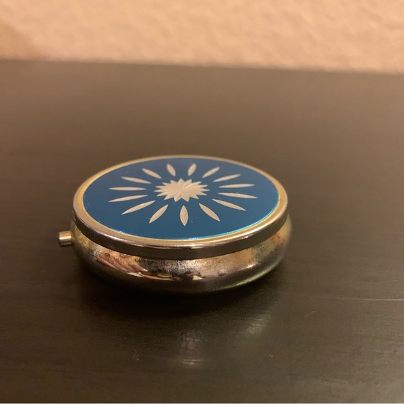 Vintage blue starburst mini pillbox - Picture 8 of 8
